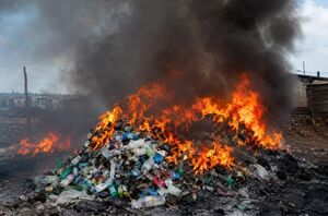 Почему бедные семьи сжигают пластиковый мусор вместо топлива