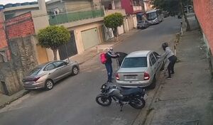 В Бразилии ограбленный мужчина устроил самосуд, протаранив воров на машине