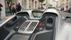 Глава Bugatti удивил рынки: бензиновые моторы останутся в суперкарах