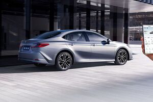 Toyota Camry обновилась в Китае и сравнялась по цене с «Москвичом 3»