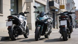 Три электромотоцикла до 4000 Вт: на них можно ездить без прав категории А