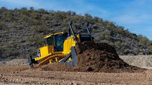Komatsu D175AX-10: новая трансмиссия и двигатель увеличили производительность бульдозера