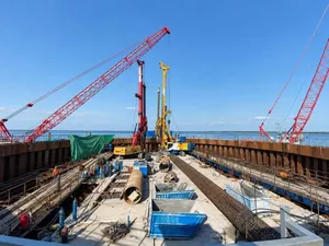 Идет установка 40-метровых свай для самого большого в мире моста в зоне вечной мерзлоты