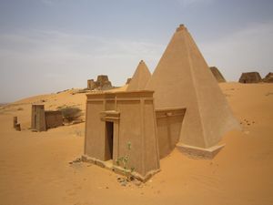 Археологи вскрыли погребальные камеры в суданской пирамиде