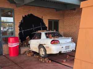 Автомобиль в кирпичной стене: выпускники разыграли директора школы