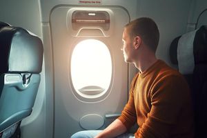 Что произойдет, если вы откроете дверь самолета во время полета?