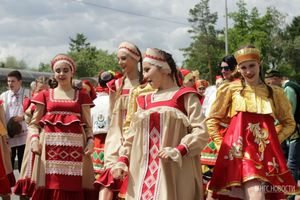 А вы хотите День России праздновать Парадом национальной одежды? Опрос.