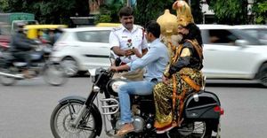 Чтобы мотоциклисты в Индии носили шлем, за ними бегает бог смерти