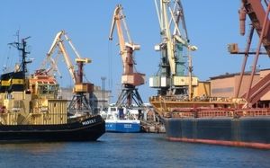 «Шпроты догавкались»: Крупнейший порт Латвии Вентспилс прекращает работу