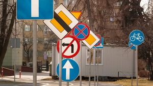 На дорогах России появятся новые знаки, подстраивающиеся под погоду