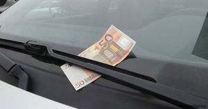 Если вы увидели деньги под дворником своей машины, уезжайте немедленно!
