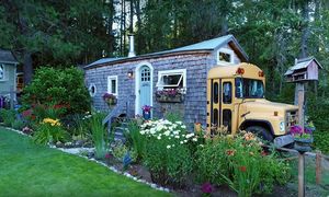 Семейная пара превратила старый школьный автобус в «кедровый коттедж», который почти не отличить от обычного дома