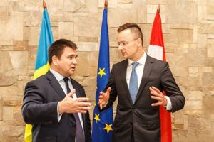 Украину поприжали уже с двух сторон?