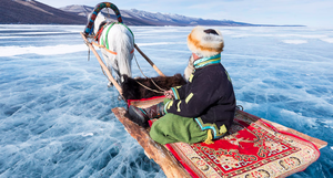Фотограф показала снимки удивительного фестиваля льда на замерзшем монгольском озере