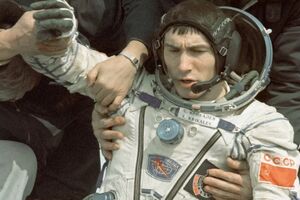 Его забыли в космосе, пока разваливался СССР: Как космонавт Крикалев выживал 311 дней на орбите и Почему не смог построить карьеру на Земле
