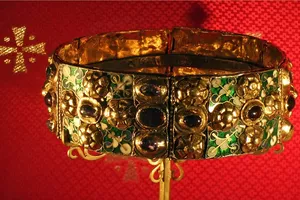 Эволюция короны: от фараонов до императоров