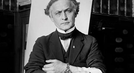 Выплывал в наручниках из проруби, а скончался от пинка: Кто хотел смерти великого иллюзиониста Гудини