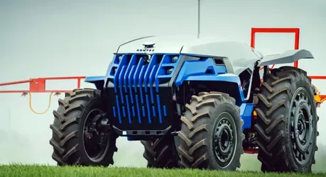 Новый российский беспилотный гибридный трактор успешно работает на полях