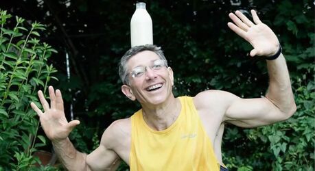 Зачем жонглировал с акулами, бегал вприпрыжку с тигром и бутылкой молока на голове: 600 нелепых побед в Книге рекордов Гиннесса Ашрита Фурмана