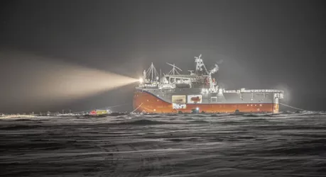 Единственная в мире научная ледостойкая самодвижущаяся платформа работает рядом с самой северной точкой планеты