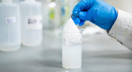 В России разработали инновационную ткань отталкивающую воду и уничтожающую загрязнения под ультрафиолетом