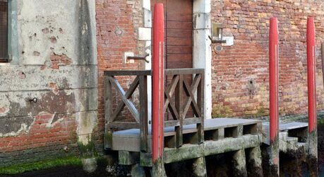 Что позволяет Венеции уже столько столетий не гнить и не тонуть