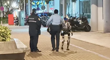 Напугавший пожилую женщину робот был "арестован" полицией в Китае