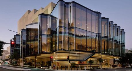 Не просто стекло: семь зданий, чьи фасады напоминают парящую ткань