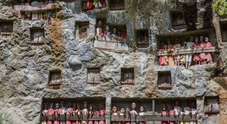 Они с 13 лет готовят себе могилы в скалах: Как живется в месте, где похороны – самый веселый праздник