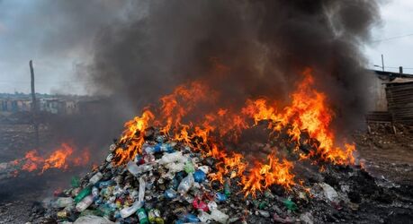Почему бедные семьи сжигают пластиковый мусор вместо топлива