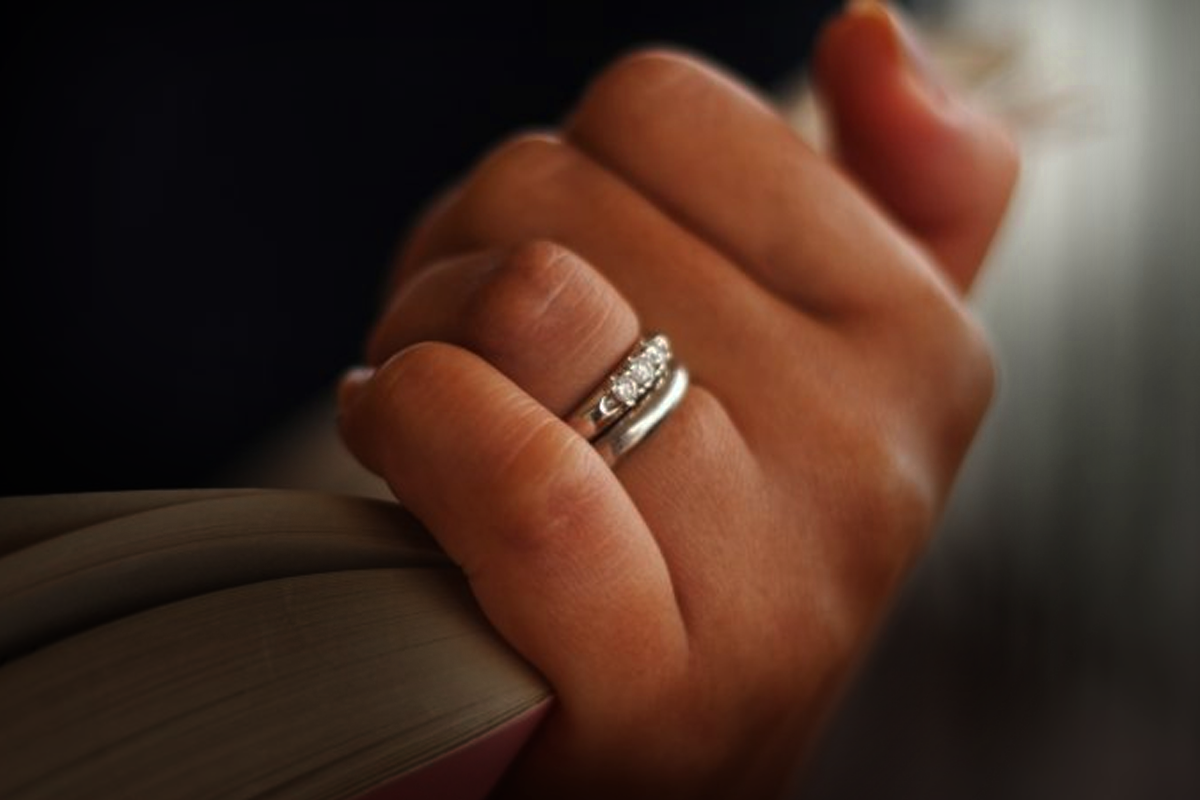Обручальное кольцо на правой руке. Кольцо на безымянном пальце левой руки. Обручалка и помолвочное кольцо на одном пальце. Обручальные кольца на правой и левой руке.