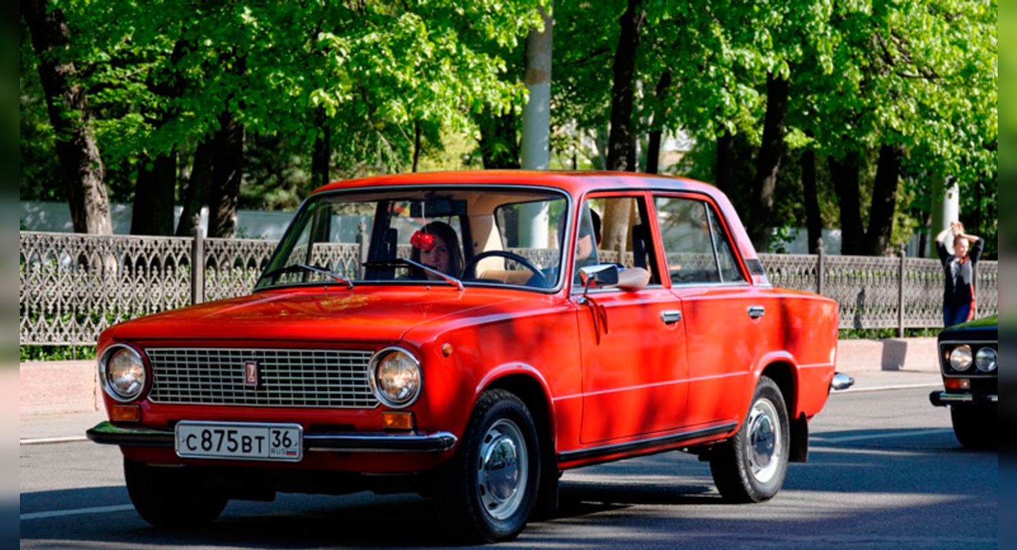 Первый автомобиль ваза. ВАЗ 2101. Красная Жигули ВАЗ-2101. Копейка ВАЗ 2101.