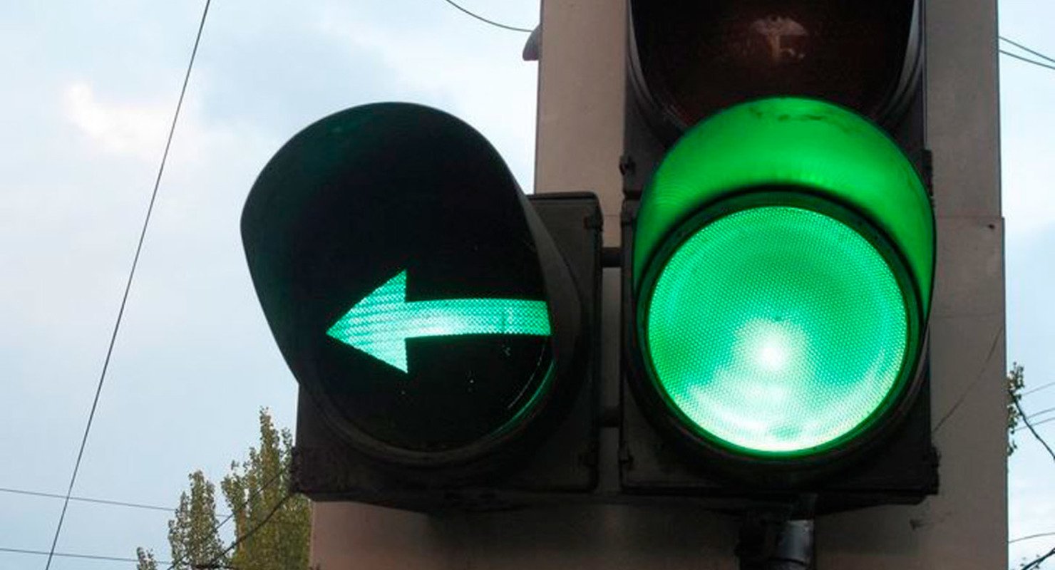 Нужно ли на светофоре. Светофор с доп секцией. Дополнительно секция светофор. Светофор со стрелкой. Зеленая стрелка светофора.