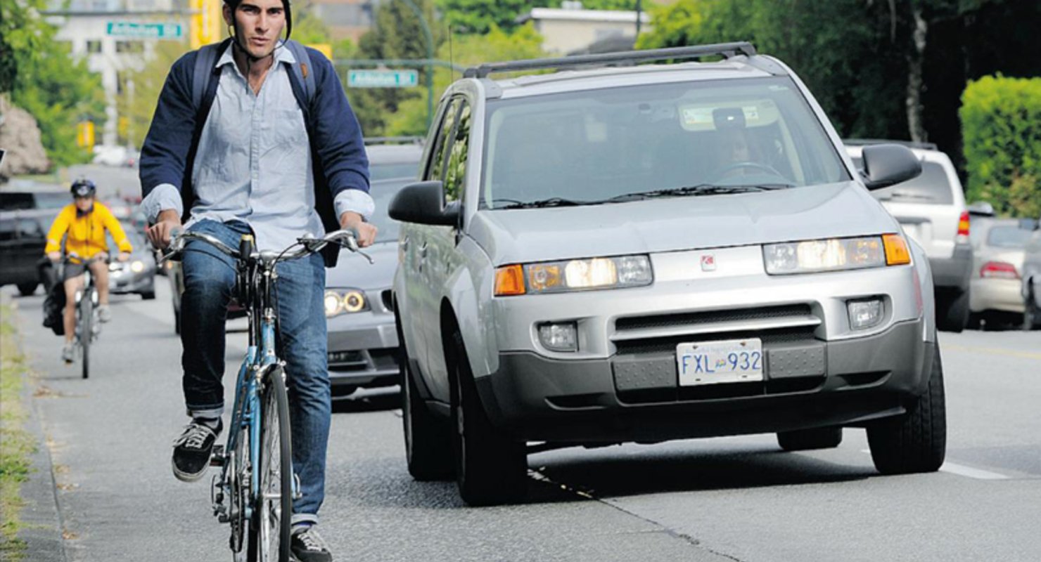 Велосипедисты на тротуаре. Велосипедист на дороге. Езда на велосипеде по городу. Машина велосипед. Велосипед и машина на дороге.