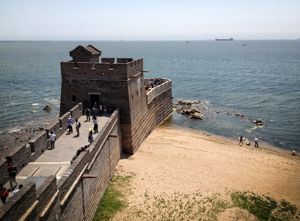 Где есть стена. Великая китайская стена Шаньхайгуань. Конец Великой китайской стены. Великая китайская стена заканчивается в море. Застава Шаньхайгуань.