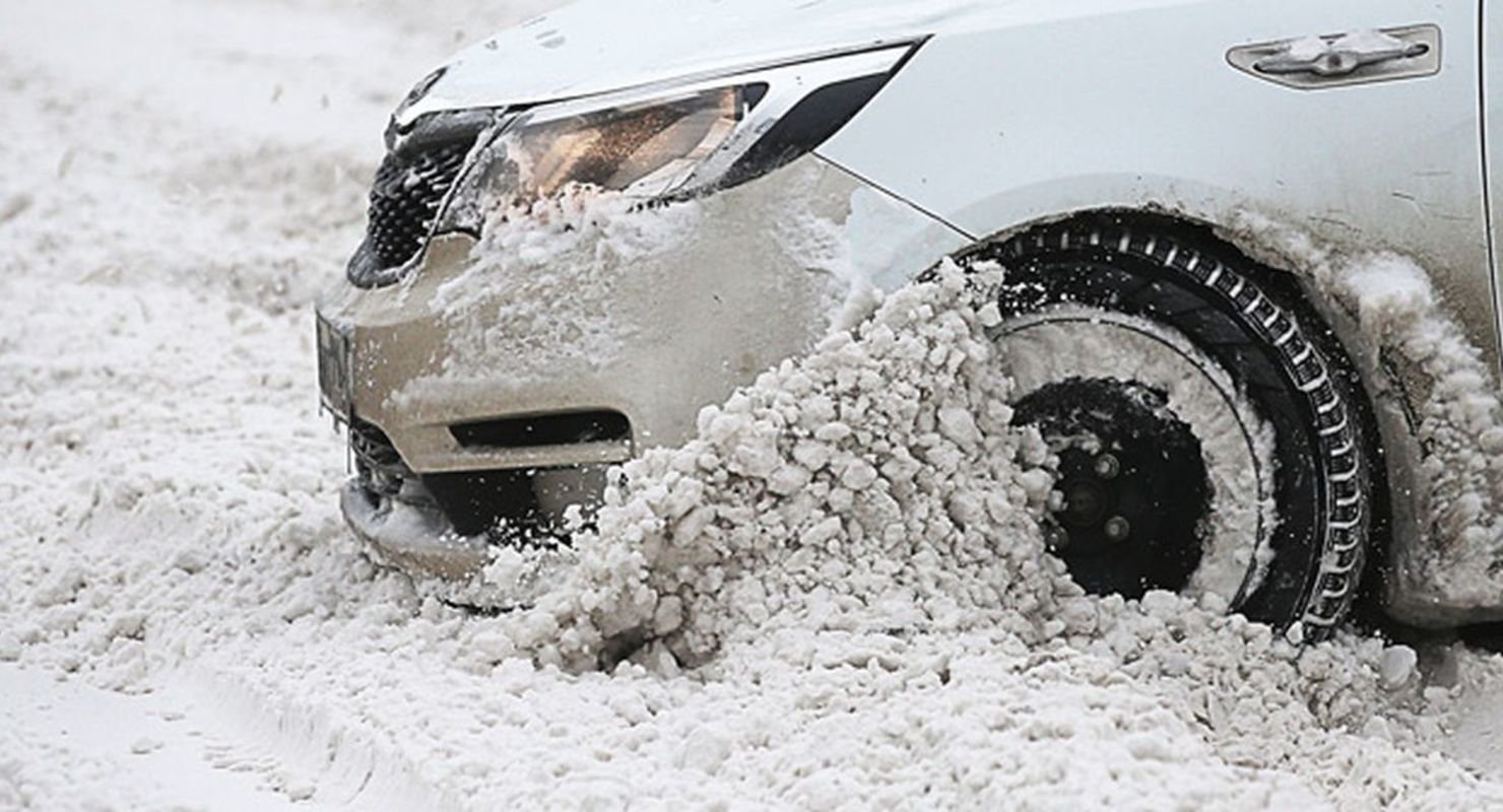 Вытащить из сугроба. Машина буксует в снегу. Машина буквюсвет в снегу. Манина буксуется в снегу. Автомобиль забуксовал.