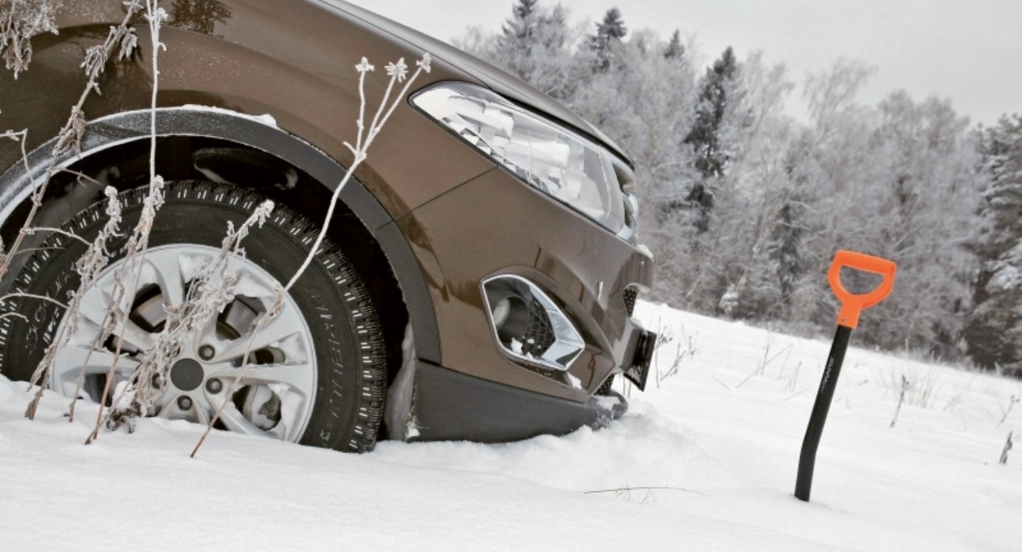 Вытащить из сугроба. Машина застряла в снегу. Автомобиль буксует в снегу. Вытащить машину из снега. Машина забуксовала в снегу.
