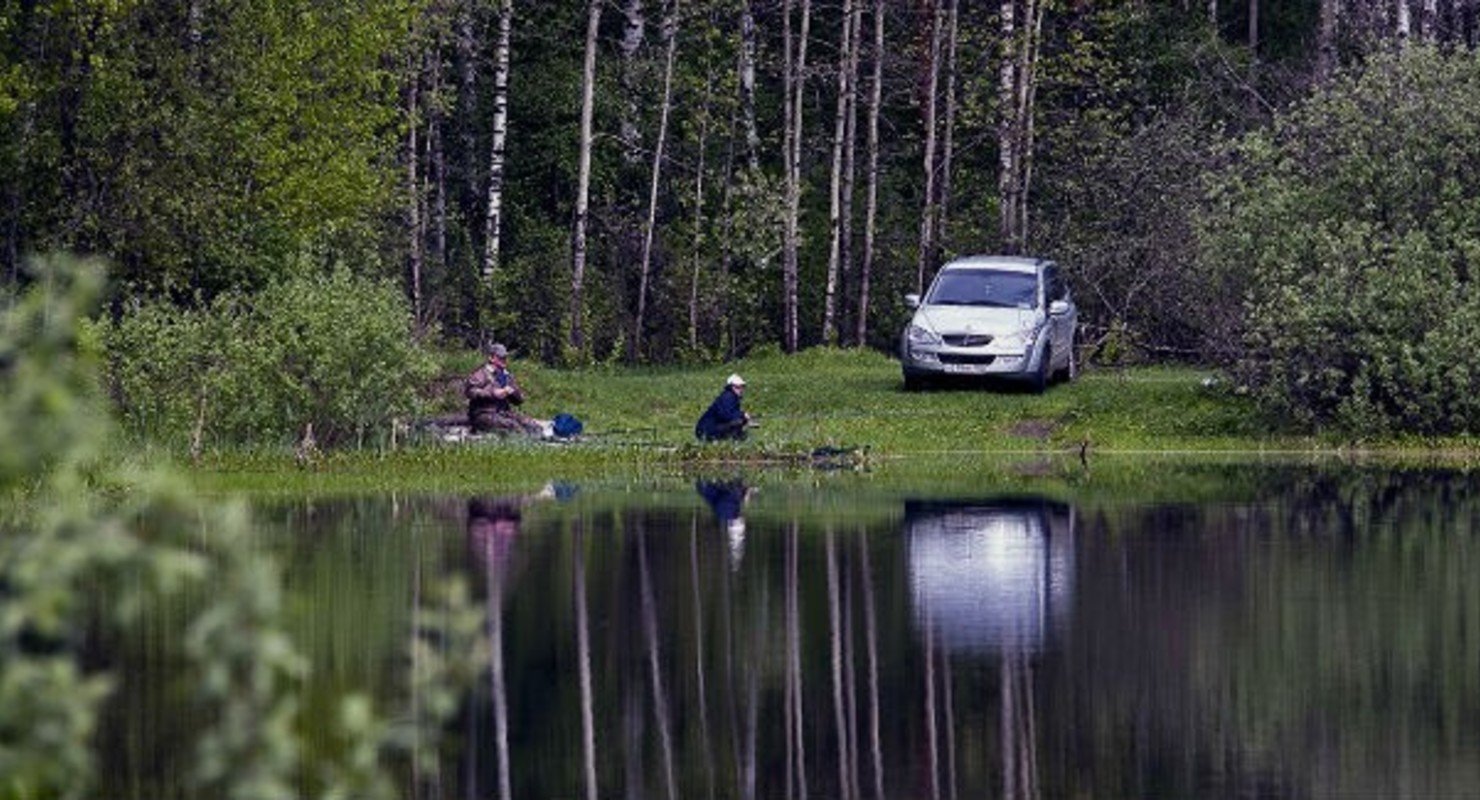 Где можно подъехать на машине. Машина в озере. Машина в речке. Автомобиль у водоема. Машина в пруду.
