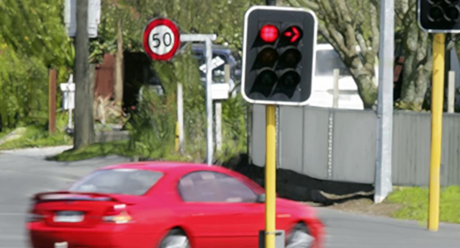 Штраф повторный проезд на запрещающий сигнал. Проезд на красный сигнал светофора. Машина проезжает на красный свет. Светофор для машин. Машина стоит на светофоре.