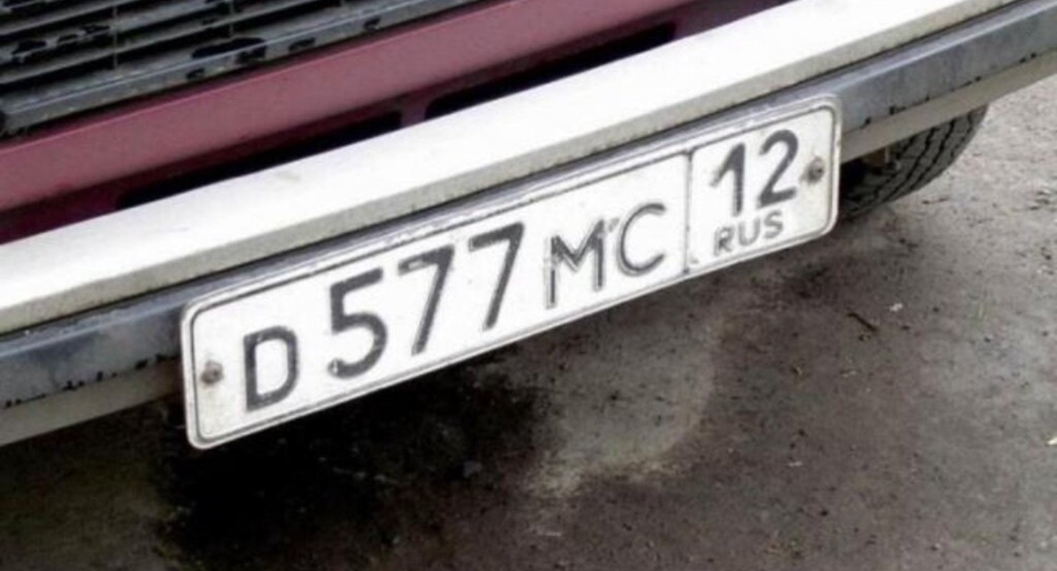 Какие буквы есть в гос номерах россии. ГАЗ 3110 задняя накладка номерного знака. Номерной знак с буквой д. Российские номера с буквой д. Гос номер с буквой d.