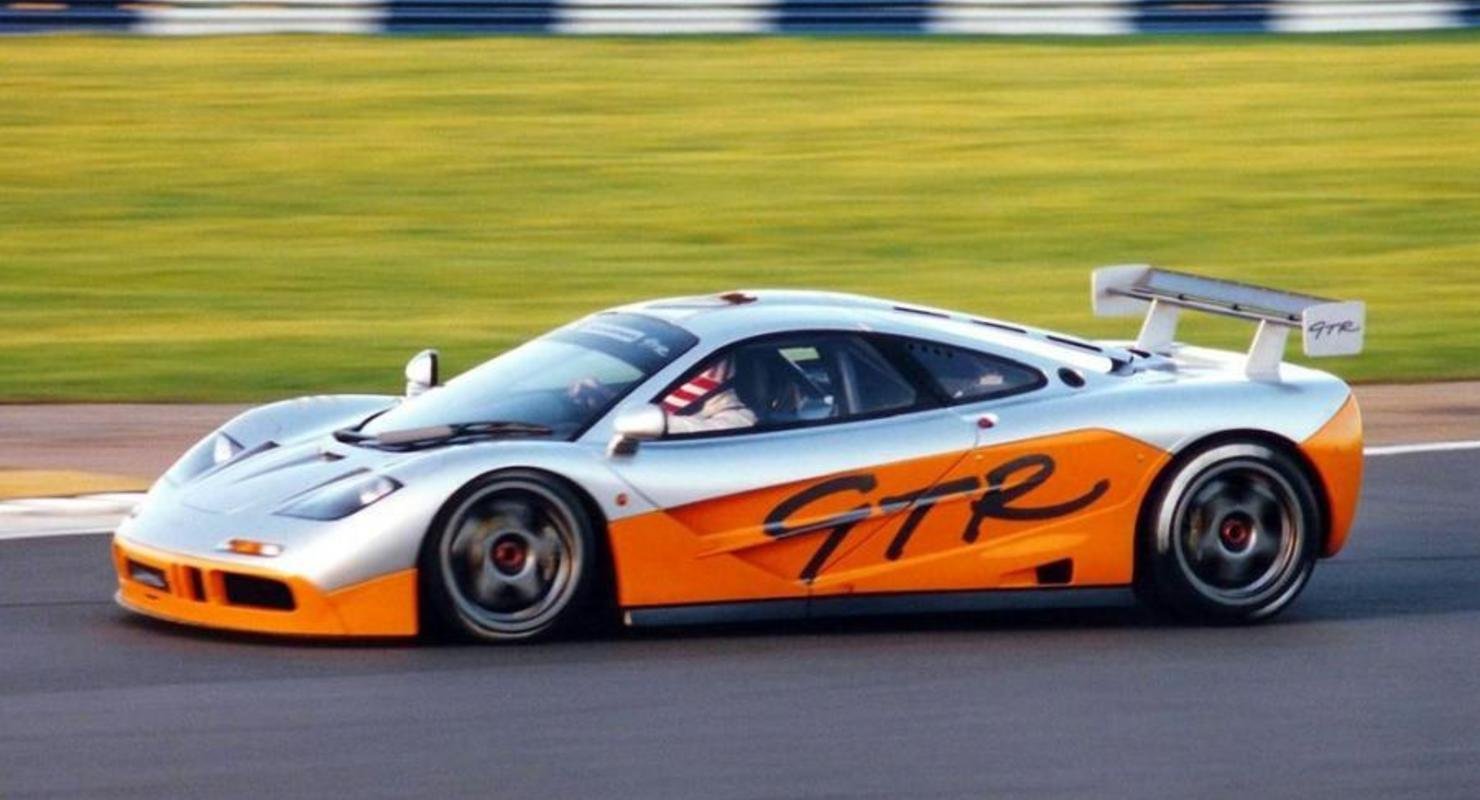 Гоночный автомобиль выезжает. MCLAREN f1 GTR. MCLAREN f1 GTR 1995. Макларен ф1 ГТР. Макларен ф1 Леман.