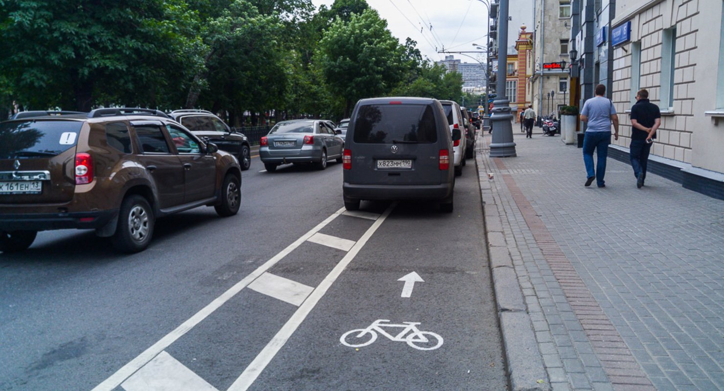 Остановка в неположенном месте штраф. Парковка на велодорожке. Велосипедная дорожка на тротуаре. Пешеход на тротуаре. Машина припаркована на велодорожке.