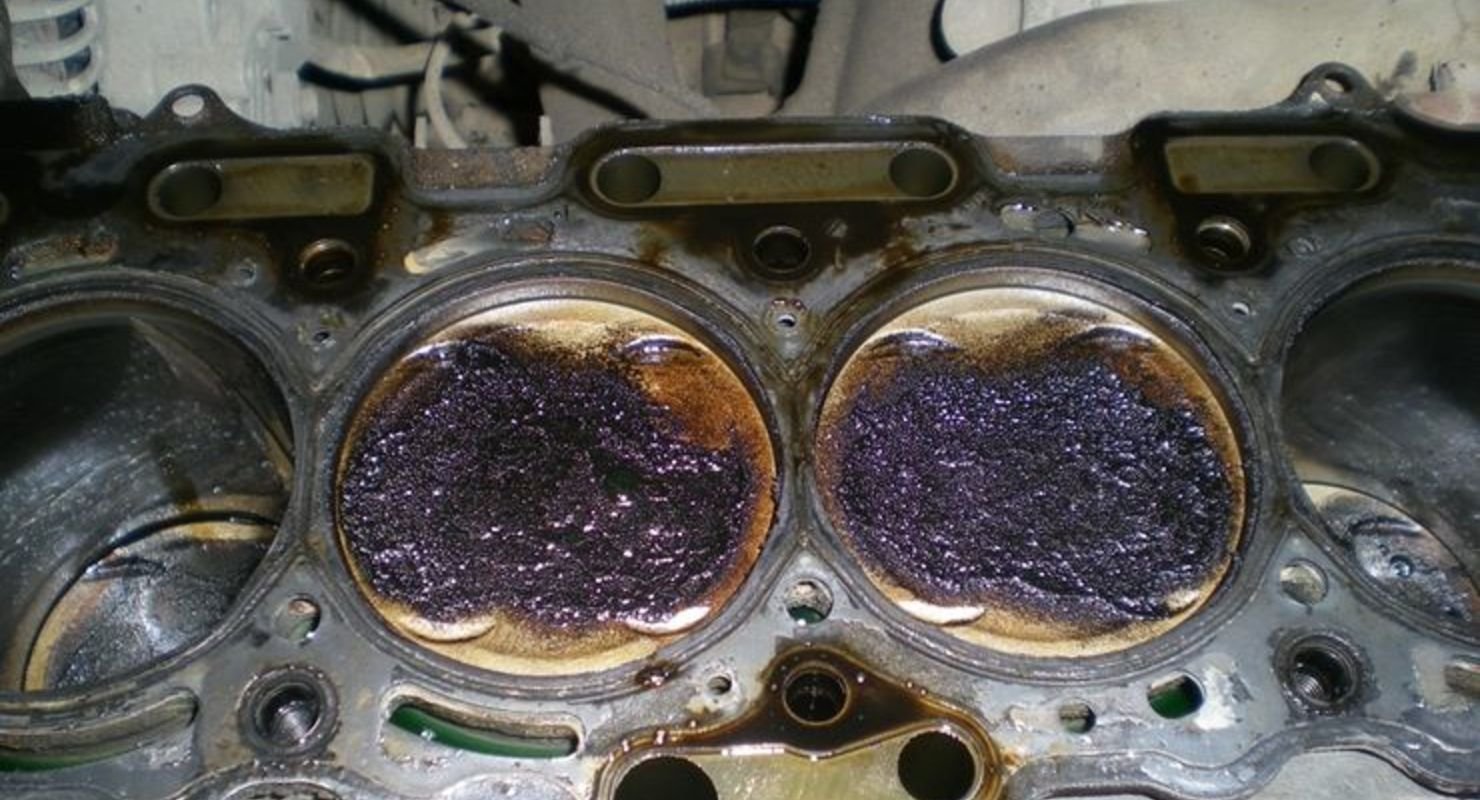На двигателе появилось масло