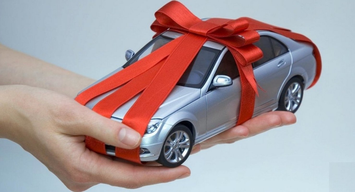 Подарить подаренное мужем имущество. Автомобиль в подарок. Автомобиль с бантом. Машина с бантом в подарок. Бант для автомобиля в подарок.
