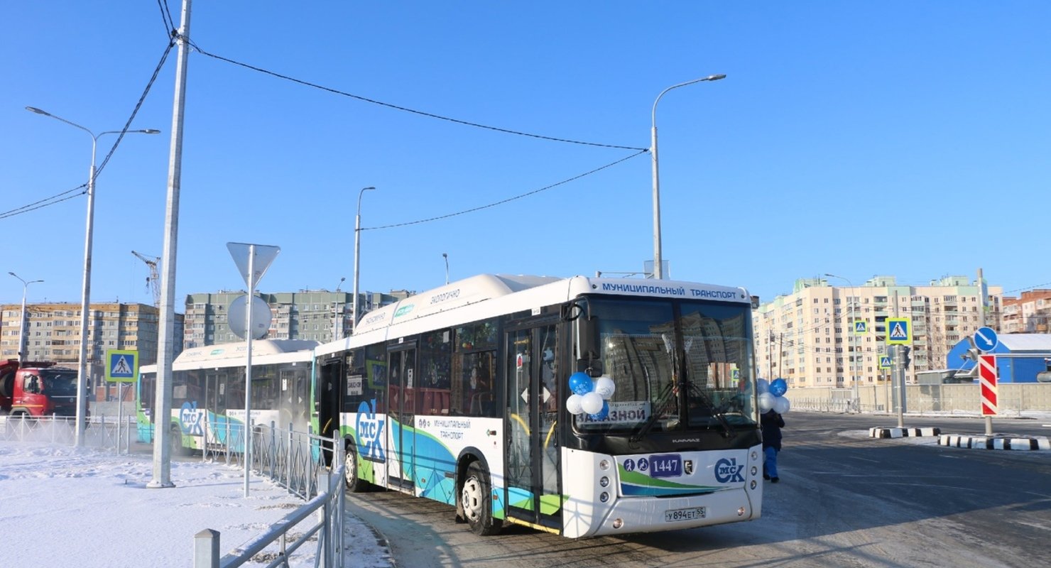 Автобусы омск автовокзал. Общественный транспорт Омск. 24 Автобус Омск. Омск общественный транспорт зима. Автобус Омск 1053.