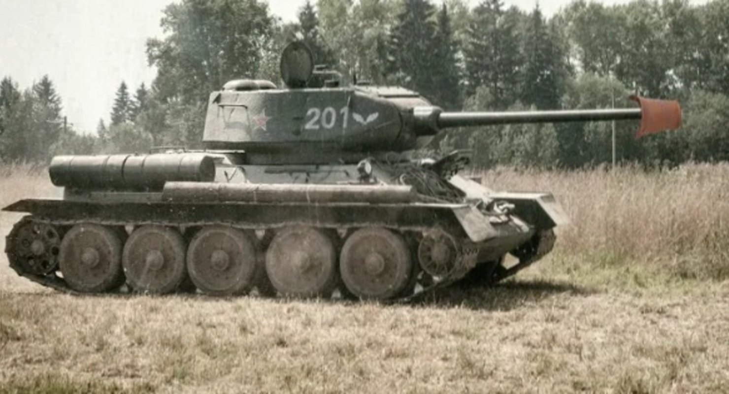 Танк т-34-85 в бою