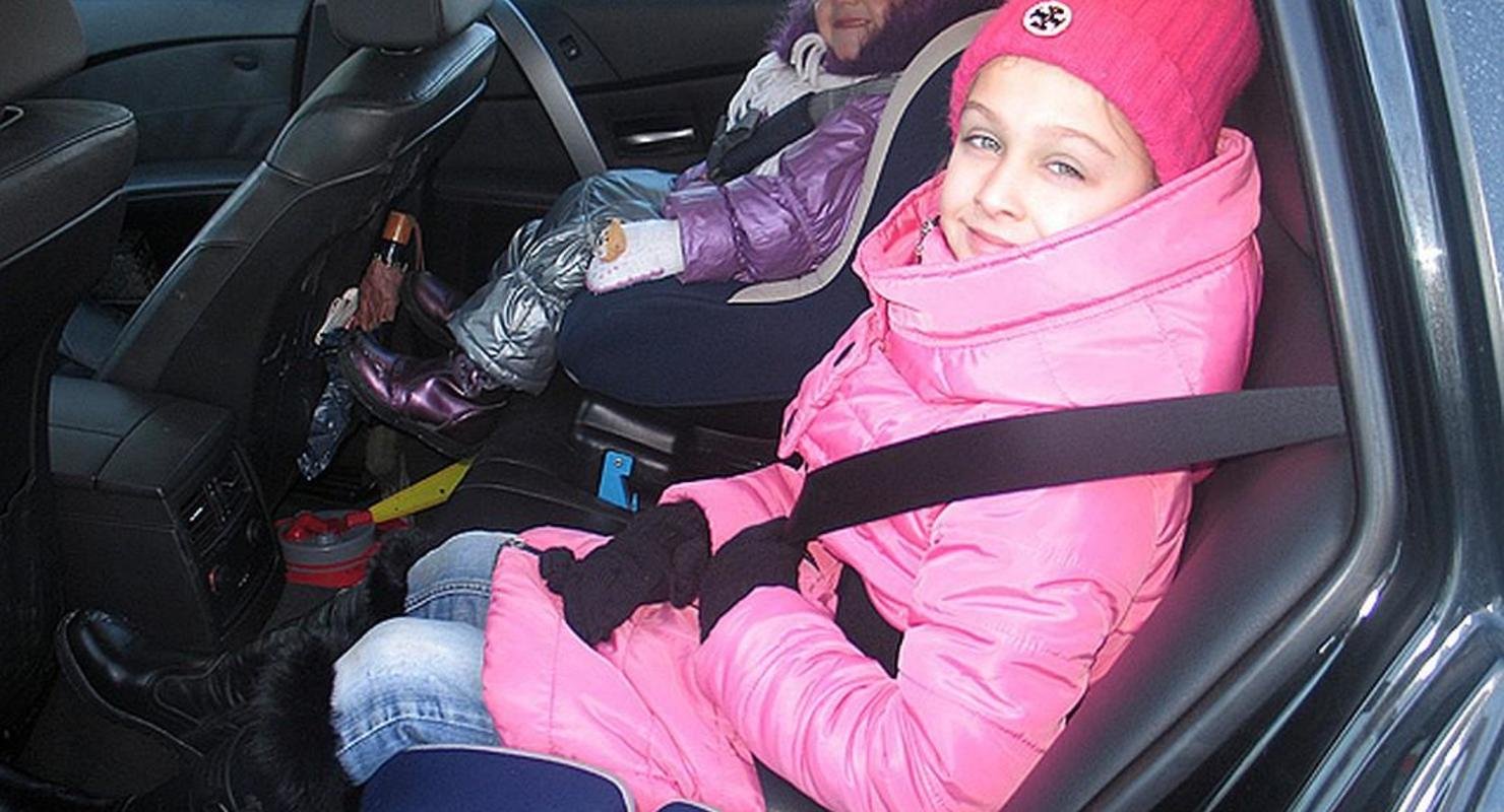 Дети в автолюльках зимой