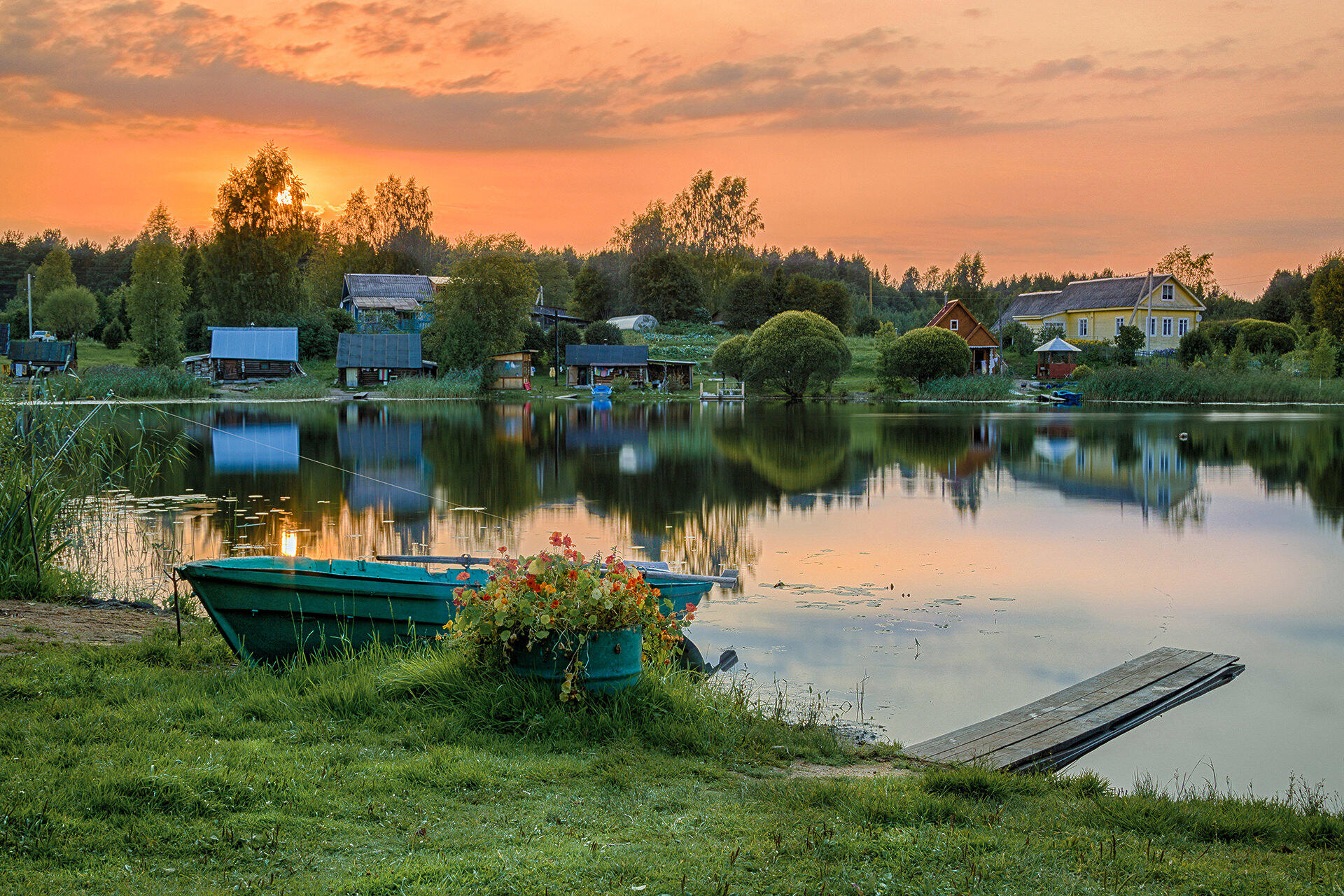 Фото деревни летом. Деревенский дом лавочка деревня река. Лето в деревне. Домик в деревне у реки. Вечер в деревне у реки.