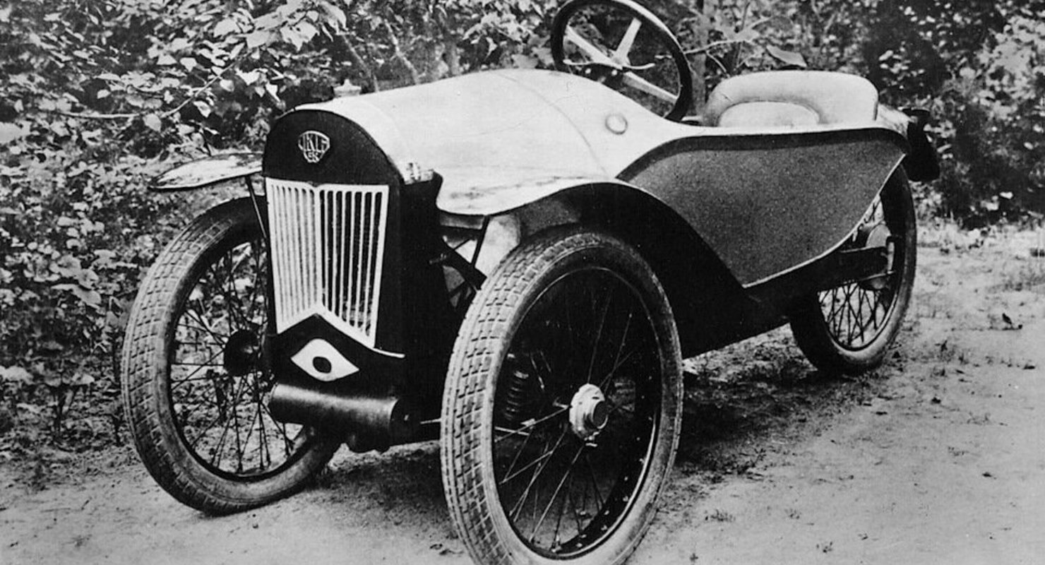 Первый самодельный. Первый трехколесный автомобиль. Трехколесный автомобиля начала 20 века.. Самая первая машина в СССР. Старые трехколесные авто.