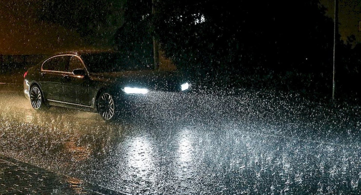 Работает во время дождя. Машина дождь. Ливень машина. Машина под дождем. Машина ночью под дождем.
